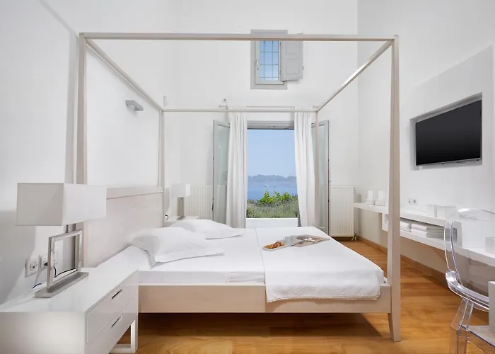 Akrotiri Private Firá