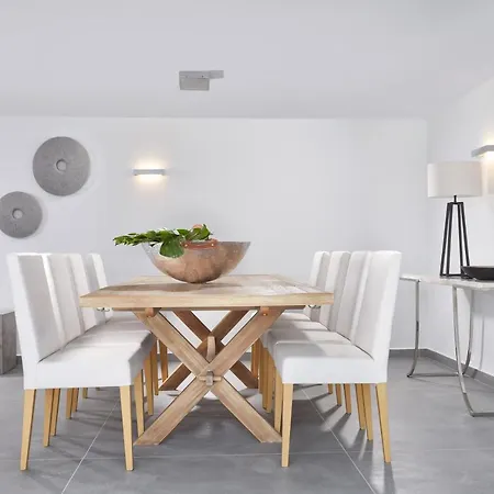 Akrotiri Private Villa *