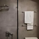 Akrotiri Private فيلة